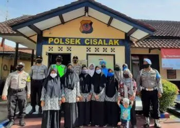 Dukung Pencegahan Covid 19, 100 Masker Buatan Santri Ponpes Darul Falah Cimanggu disumbangkan ke Polsek Cisalak