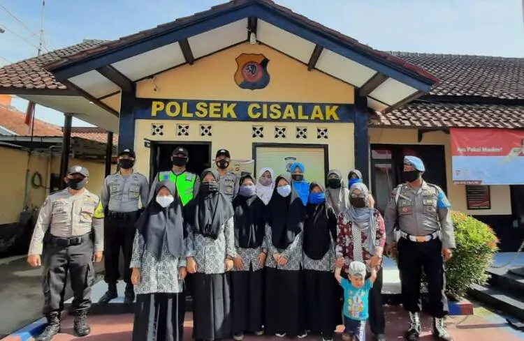 Dukung Pencegahan Covid 19, 100 Masker Buatan Santri Ponpes Darul Falah Cimanggu disumbangkan ke Polsek Cisalak