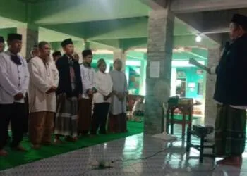 Pengurus UPZIS/LAZISNU Cisalak Dilantik Ketua PCNU Subang KH Satibi di Ponpes Al Istiqamah Cisalak