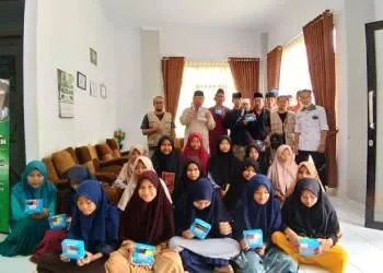 Keren, LAZ Pesantren Al Hilal Bandung Berbagi Al Qur’an & Celana Dalam kepada Santri Ponpes Darul Falah Cimanggu