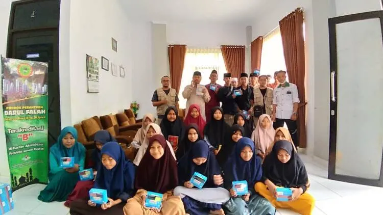 Keren, LAZ Pesantren Al Hilal Bandung Berbagi Al Qur’an & Celana Dalam kepada Santri Ponpes Darul Falah Cimanggu