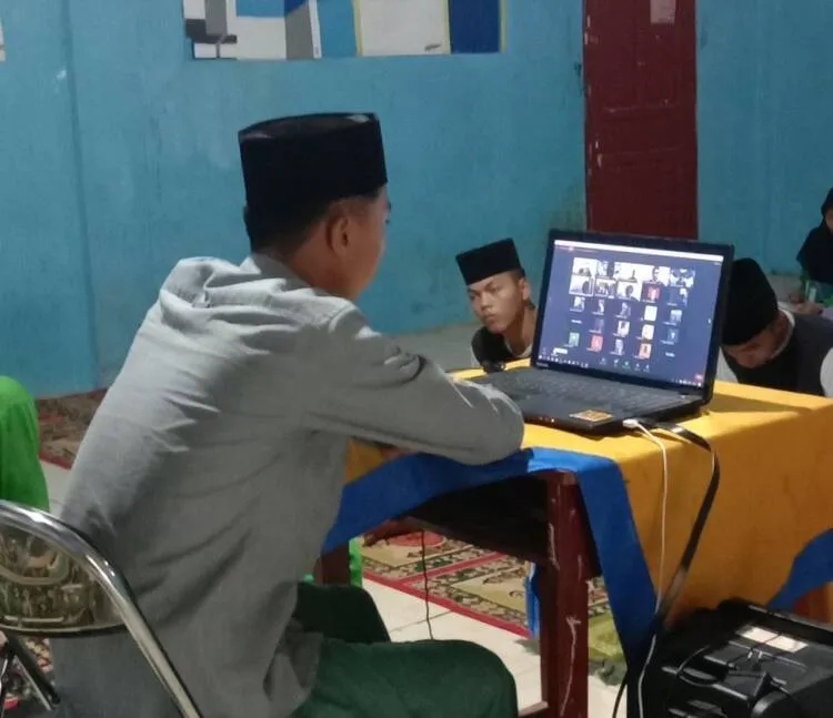 Ditengah Liburan, Pengurus Ponpes Darul Falah Tetap Ajak Santri Ngaji Walaupun Online