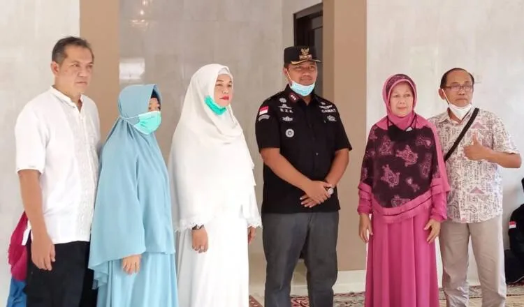 Didampingi Kades Cimanggu & Pimpinan Ponpes Darul Falah, Camat Cisalak Eza Zaithon Resmikan Mushola “Traveller” di Desa Cimangg