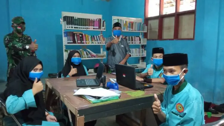 Babinsa Serka TNI AD Uu Gunawan Tinjau Kegiatan Santri Ponpes Darul Falah Cimanggu