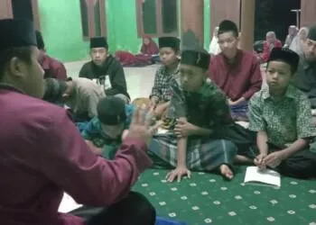 Ceramah Subuh, Ustad Yogi Ajak Santri Makmurkan Mesjid
