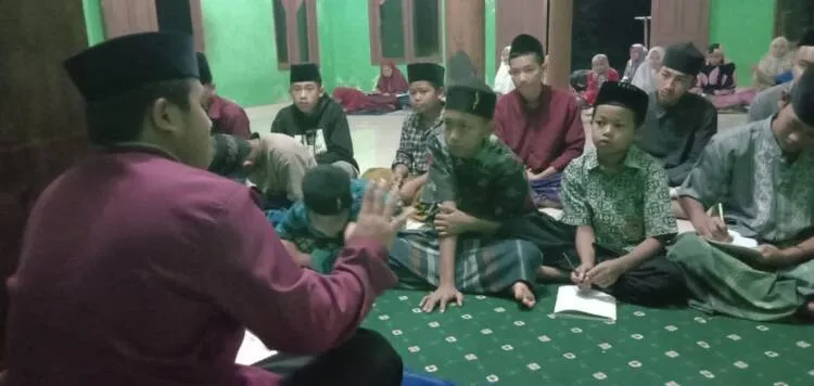 Ceramah Subuh, Ustad Yogi Ajak Santri Makmurkan Mesjid