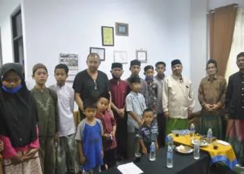 Mendapat Bapak Angkat, 12 Pelajar dan Santri Asal Desa Cimanggu Dibantu Biaya Sekolah dan Mondoknya.