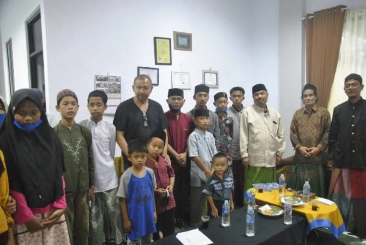 Mendapat Bapak Angkat, 12 Pelajar dan Santri Asal Desa Cimanggu Dibantu Biaya Sekolah dan Mondoknya.