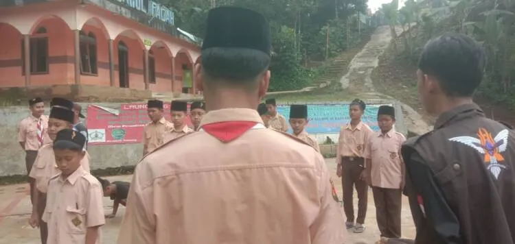 Pramuka Kegiatan Wajib di Ponpes Darul Falah