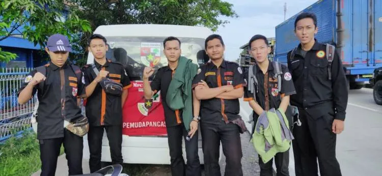 Selama Bencana, Santri Ponpes Darul Falah Cimanggu Ambil Bagian Menjadi Relawan Banjir Pantura