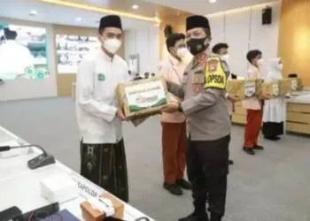 Wujudkan Gerakan Santri Bermasker, Gubernur Jawa Timur Bagikan Jutaan Masker