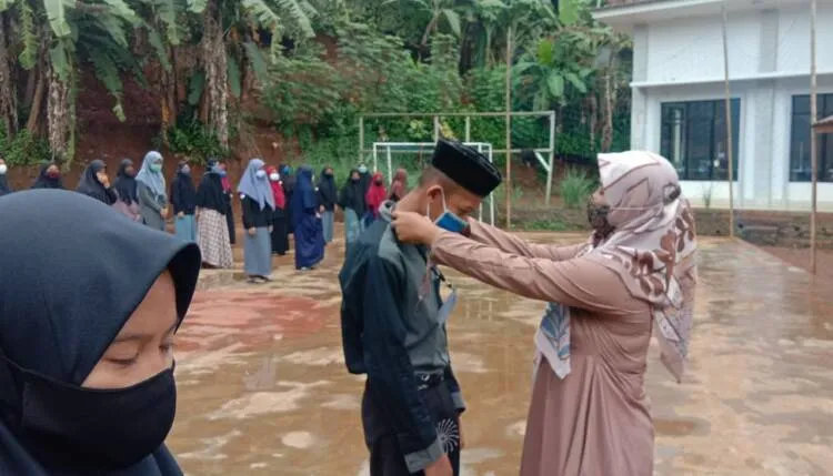 Tips Buat Orang Tua Supaya Anaknya Betah Mondok di Pesantren 
