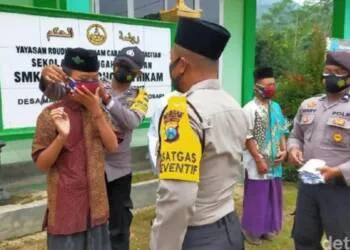 Libatkan Santri Putus COVID-19, Polisi Pacitan Bagi Masker ke Puluhan Pondok Pesantren