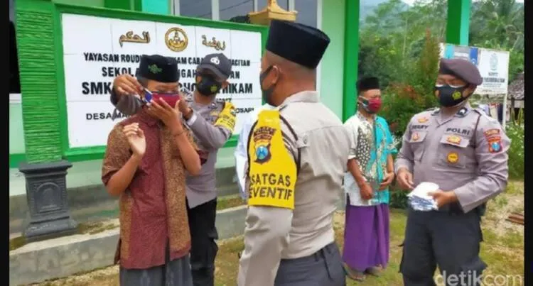 Libatkan Santri Putus COVID-19, Polisi Pacitan Bagi Masker ke Puluhan Pondok Pesantren
