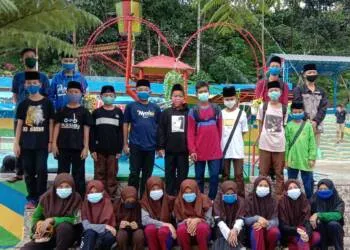 Hilangkan Jenuh di Pesantren, Santri Smp Nu Darul Falah Berwisata Ke Kolam Renang