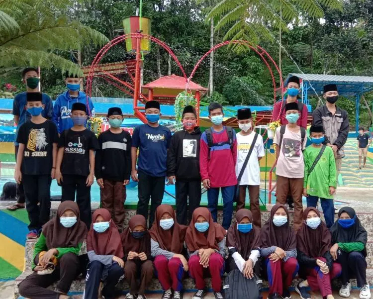 Hilangkan Jenuh di Pesantren, Santri Smp Nu Darul Falah Berwisata Ke Kolam Renang