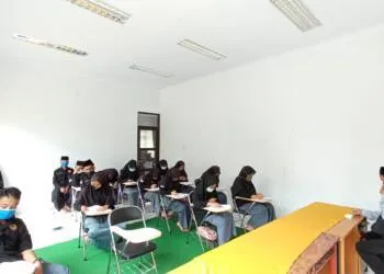 Gelar Ujian Tengah Semester (UTS) Berbasis Luring, Santri Salafiyah Ponpes Darul Falah Lengkapi Prokes