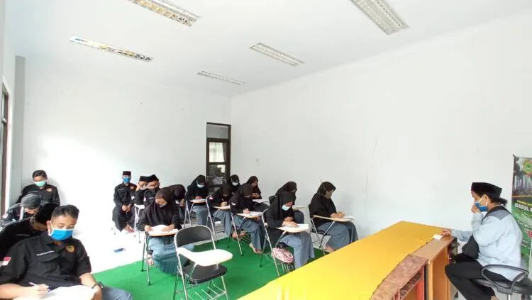 Gelar Ujian Tengah Semester (UTS) Berbasis Luring, Santri Salafiyah Ponpes Darul Falah Lengkapi Prokes