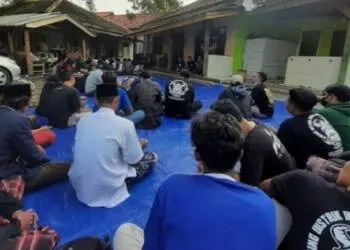Keren, Peringati HUT Persib ke-88, Viking dan Bobotoh di Indramayu Santuni Anak Yatim di Pesantren