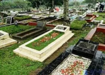 Jarang Ziarah ke Makam Orang Tua? Kisah Ini Akan Bikin Anda Tercengang