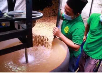 Selain Menimba Ilmu Agama, Santri Depok Ini Produksi Tempe di Pondok Pesantren