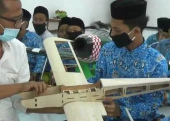 Tak Hanya Mahir Ngaji Ilmu Agama, Santri Jawa Tengah Ini Mahir Membuat Pesawat Aeromodeling