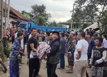 Diduga Lolos Rem, Truk Pengangkut Bata Hajar Pesantren, Puluhan Santri Jadi Korban