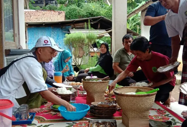 Sambut Ramadhan Aparat Desa Cimanggu Makan Bersama Para RT