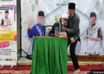 Ucapkan Laailaha illalloh, Ustadz Zaky Mirza Jatuh Pingsan Saat Tausiah