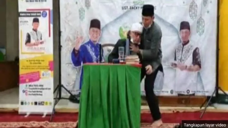 Ucapkan Laailaha illalloh, Ustadz Zaky Mirza Jatuh Pingsan Saat Tausiah