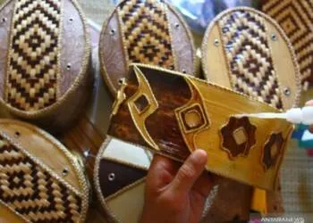 Keren, Santri di Jatim Produksi Peci dari Pelepah Pisang