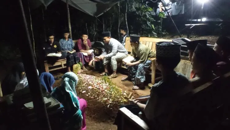 Santri Ponpes Darul Falah Khatamkan Al-Qur’an Setiap Hari Untuk Doakan Almarhum Kiyai Ridwan