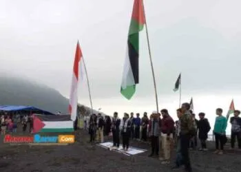 Dipimpin Pengasuh Ponpes Tahfidz Daarul Ilmi, Warga Tasikmalaya Gelar Aksi Bela Palestina di Gunung Galunggung