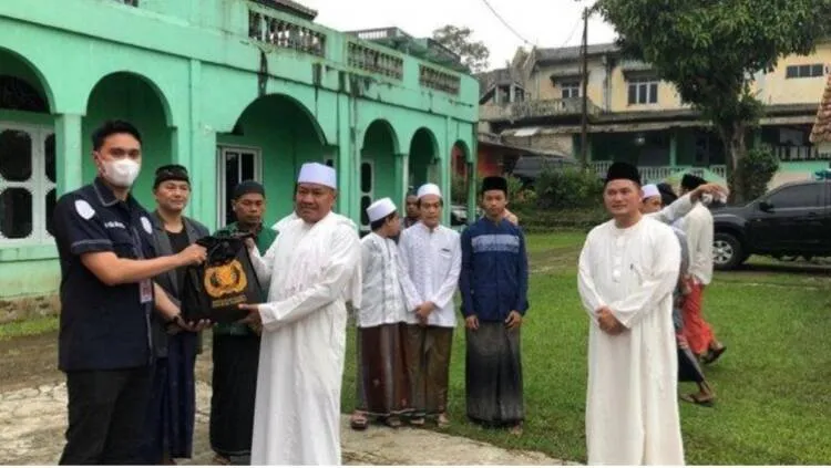 Sentuhan Humanis Polri Bantu Santri di Tengah Pandemi