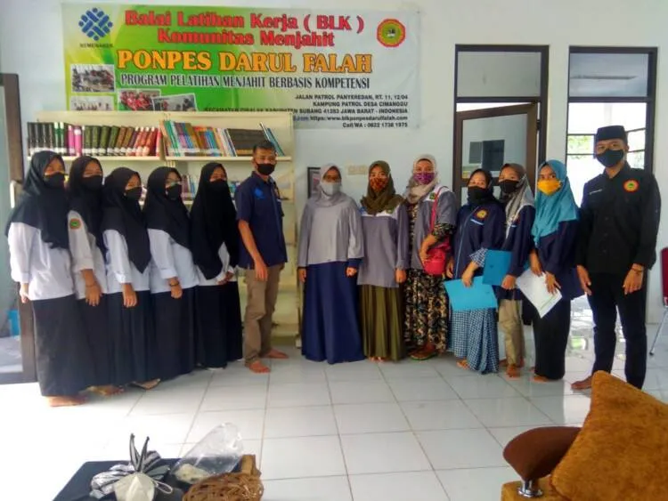Diikuti Para Santri dan Masyarakat Sekitar, BLK Ponpes Darul Falah Cimanggu Adakan Pelatihan Menjahit Selama 24 Hari