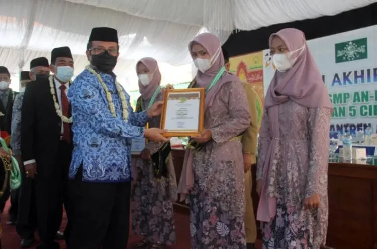 Cirebon Kota Wali, Bupati Bilang Santri Harus Kuliah