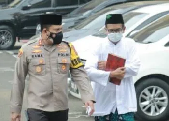 Polres Karawang Undang Kiai NU Kaji Kitab Kuning secara Rutin untuk Para Polisi