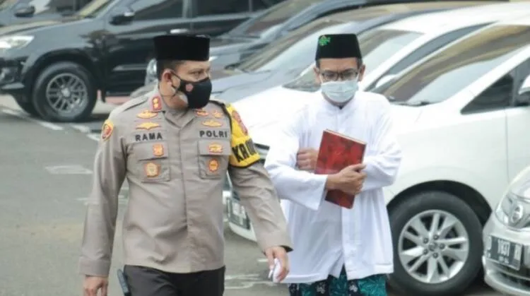 Polres Karawang Undang Kiai NU Kaji Kitab Kuning secara Rutin untuk Para Polisi