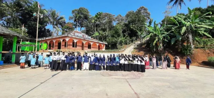 Gelar Upacara HUT RI Ke-76 Diponpes Darul Falah Cimanggu, Ust. Mukhlisin : Jadilah Santri Yang Terus Berjuang Membela Negeri Ini