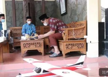 Sandiaga Uno dan Wagub Taj Yasin Apresiasi Karya Santri Pesawat Aeromodelling