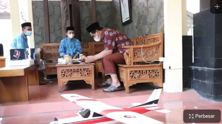 Sandiaga Uno dan Wagub Taj Yasin Apresiasi Karya Santri Pesawat Aeromodelling