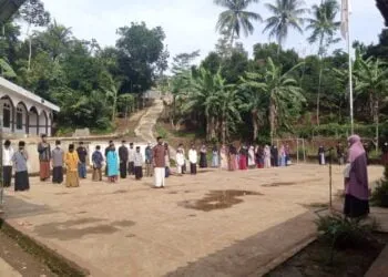 Dalam Rangka Hari Santri Nasional (HSN) 2021 Santri Pondok Pesantren Darul Falah Gelar Upacara Bendera