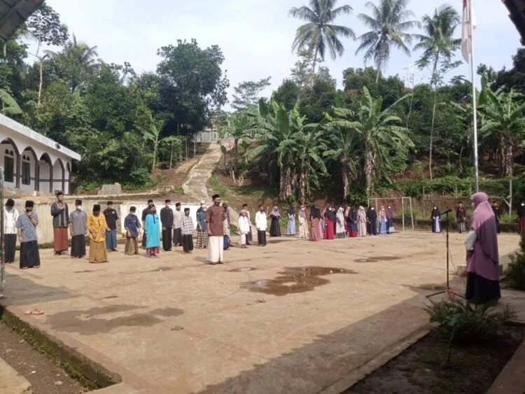 Dalam Rangka Hari Santri Nasional (HSN) 2021 Santri Pondok Pesantren Darul Falah Gelar Upacara Bendera