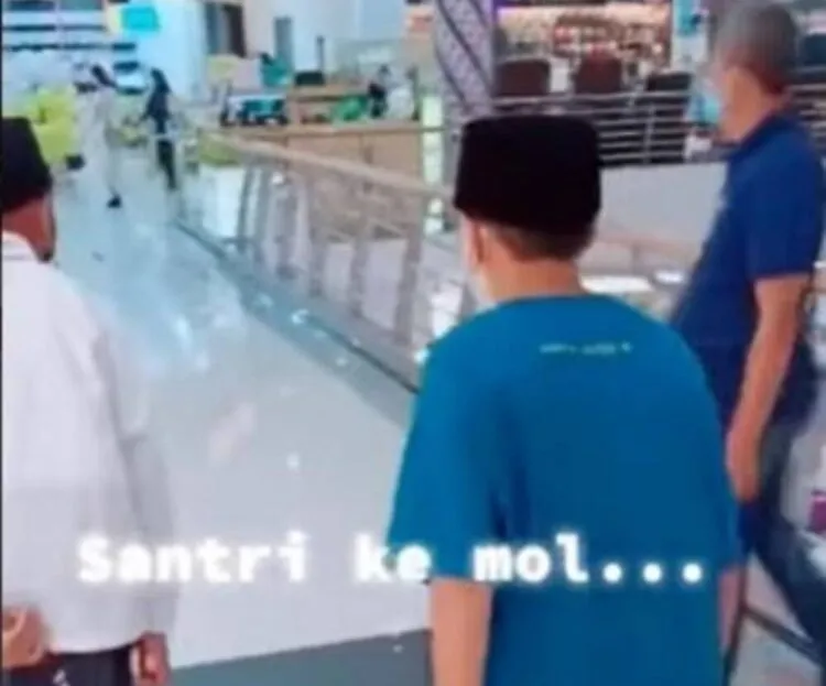 Viral Akhlak Mulia Santri Saat Masuk Mal Ucap Permisi dan Menunduk Ketika Melewati Orang