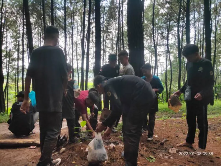 Bukti Cinta Alam, Santri Ponpes Darul Falah Cimanggu  Bakti Pungut Sampah di Hutan Pinus Saat Outbound