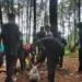 Bukti Cinta Alam, Santri Ponpes Darul Falah Cimanggu  Bakti Pungut Sampah di Hutan Pinus Saat Outbound