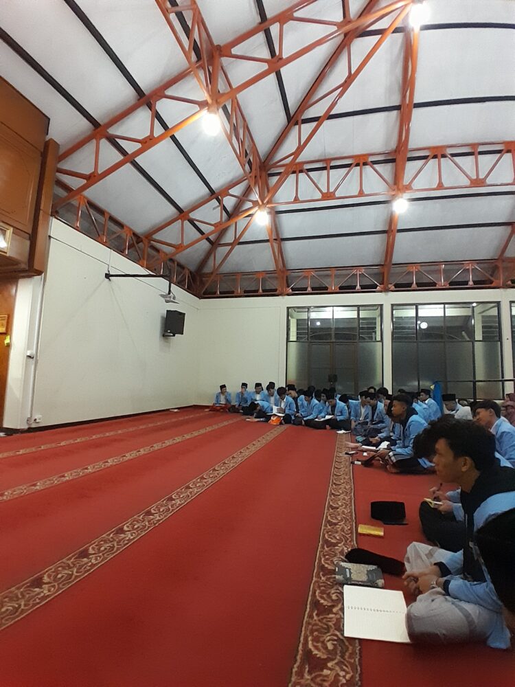 Menjadi Mahasiswa Muslim yang Produktif: Menyeimbangkan Tugas dan Ibadah