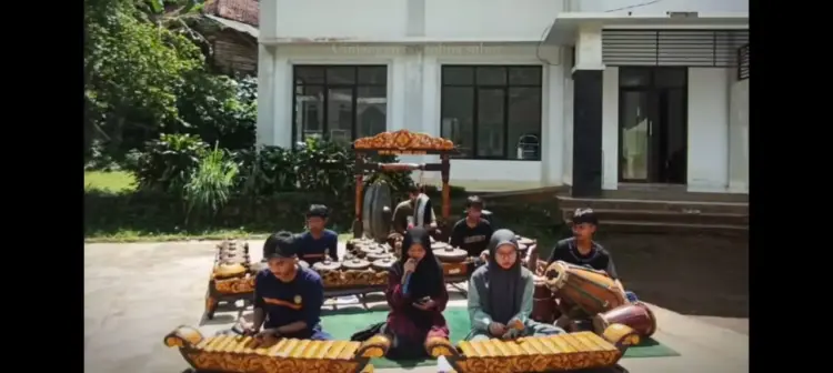 Santri Darul Falah Tampil di Milangkala Desa Cimanggu